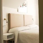 ゲストハウス Montevideo Camino De Santiago & Beachfront 3*