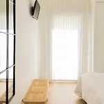ゲストハウス Montevideo Camino De Santiago & Beachfront 3*